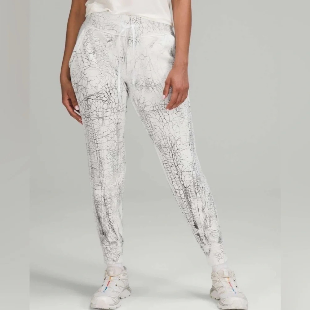 Lululemon Women's Sz 10 Warm Down Jogger Pants 7/8 Length Thread Dye White Black